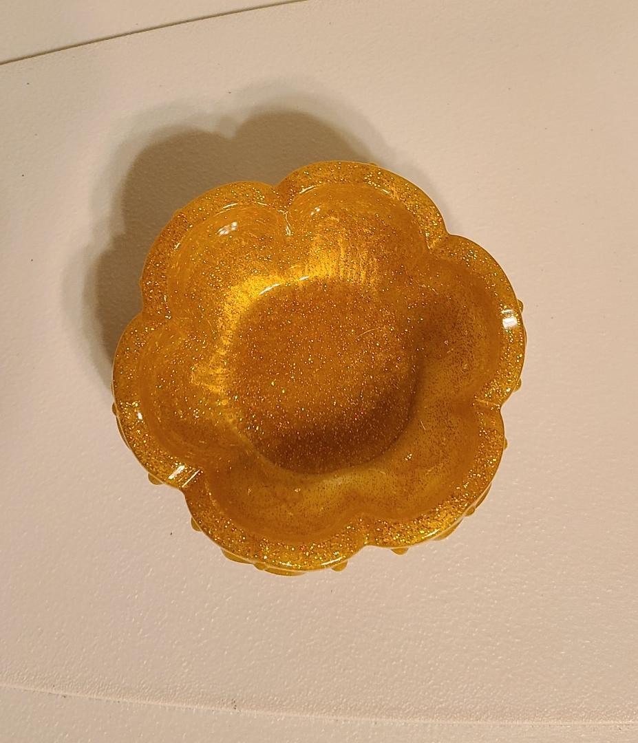 Three Gold Flower Bowls - Image 3