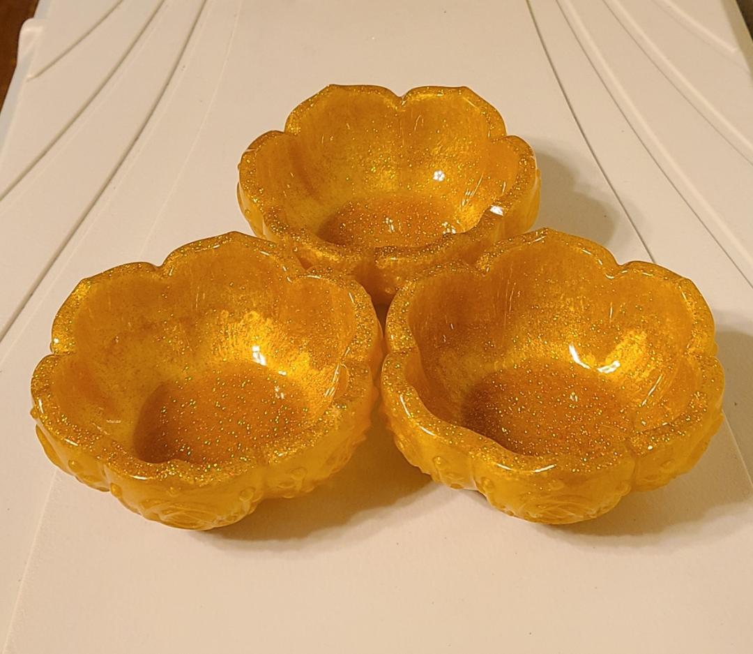 Large Gold Bowl and Three Small Bowls - Image 4